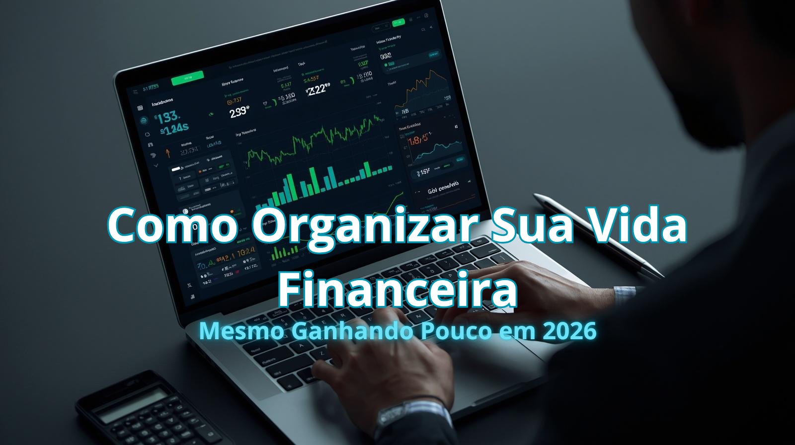 Pessoa analisando finanças pessoais em notebook com gráficos financeiros modernos e aplicativos de controle financeiro.